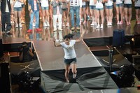 落とし穴に落ちる福本愛菜。 (C)AKS