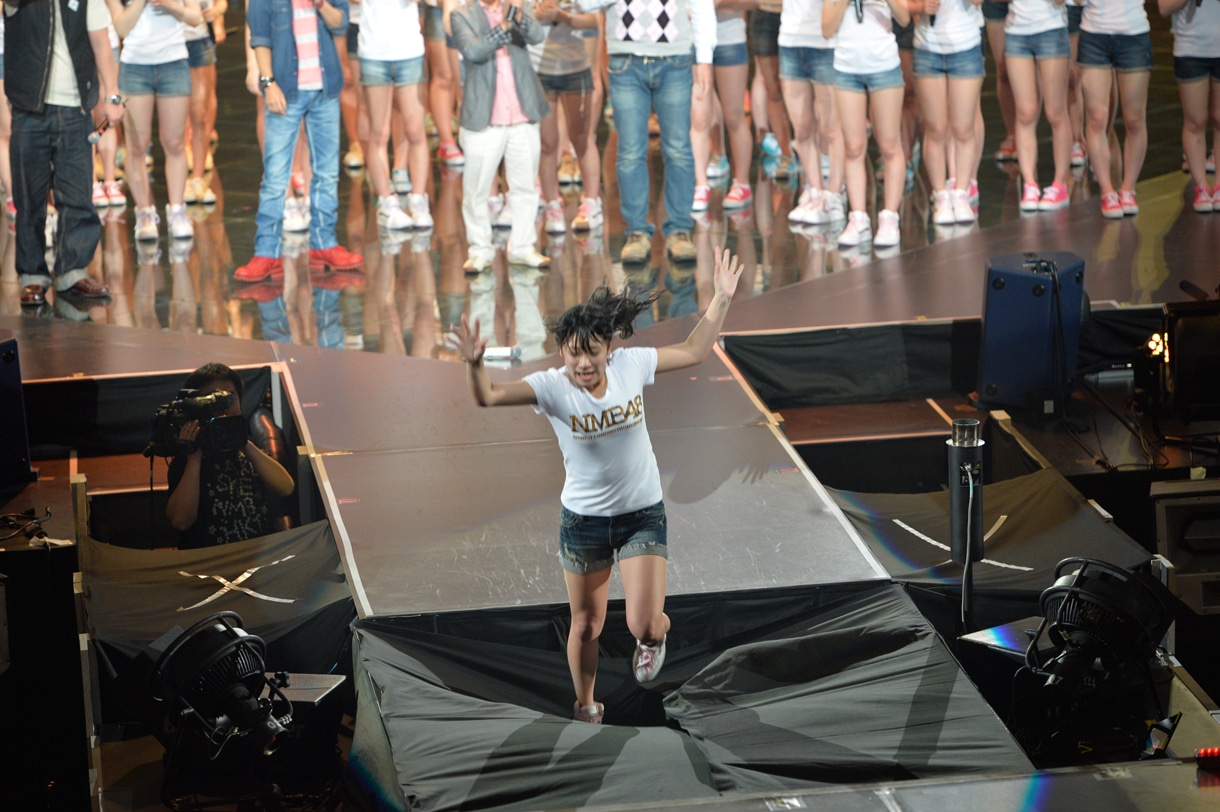 落とし穴に落ちる福本愛菜。 (C)AKS