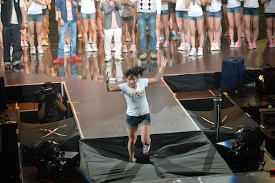 落とし穴に落ちる福本愛菜。 (C)AKS