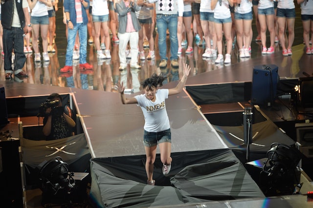 落とし穴に落ちる福本愛菜。 (C)AKS