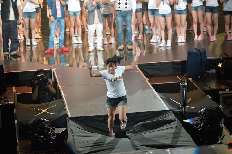 落とし穴に落ちる福本愛菜。 (C)AKS