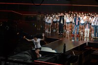 落とし穴に落ちる福本愛菜。 (C)AKS