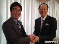 小木博明、フィールズ株式会社代表取締役会長・山本英俊（左から）