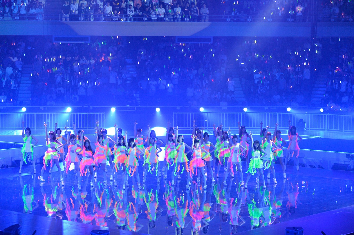 「さよならクロール」を初披露するAKB48。 (C)AKS