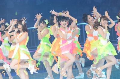 「さよならクロール」を初披露するAKB48。 (C)AKS