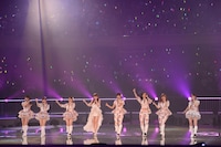 「Enjoy your life!」を披露する河西智美とAKB48 2期メンバー。 (C)AKS