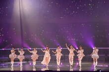 「Enjoy your life!」を披露する河西智美とAKB48 2期メンバー。 (C)AKS