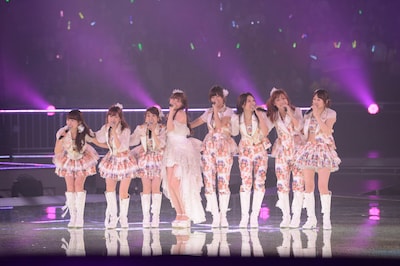 「Enjoy your life!」を披露する河西智美とAKB48 2期メンバー。 (C)AKS