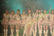 「Enjoy your life!」を披露する河西智美とAKB48 2期メンバー。 (C)AKS