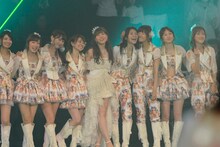 「Enjoy your life!」を披露する河西智美とAKB48 2期メンバー。 (C)AKS
