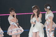 河西智美(中央)卒業のお祝いに駆けつけた大堀恵(左)と宮澤佐江(右)。 (C)AKS