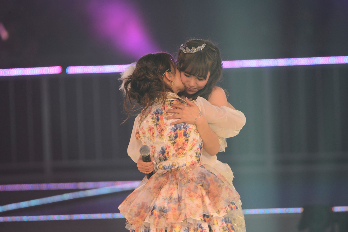 大島優子（左）と抱擁する河西智美（右）。 (C)AKS