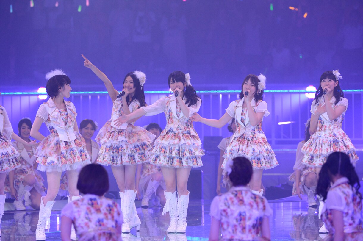 So long!」を披露するAKB48。 (C)AKS - AKB48が5年半ぶり単独