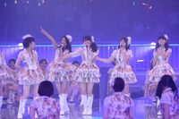 「So long!」を披露するAKB48。 (C)AKS