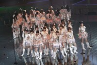 「ヘビーローテーション」を披露するAKB48。 (C)AKS