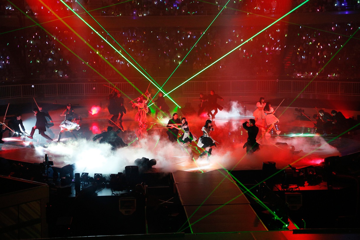 コンサートオープニングの演出より。 (C)AKS