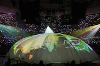 コンサートオープニングの様子。 (C)AKS