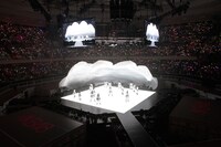 コンサートオープニングの様子。 (C)AKS