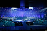 「RIVER」を披露するAKB48グループ。 (C)AKS