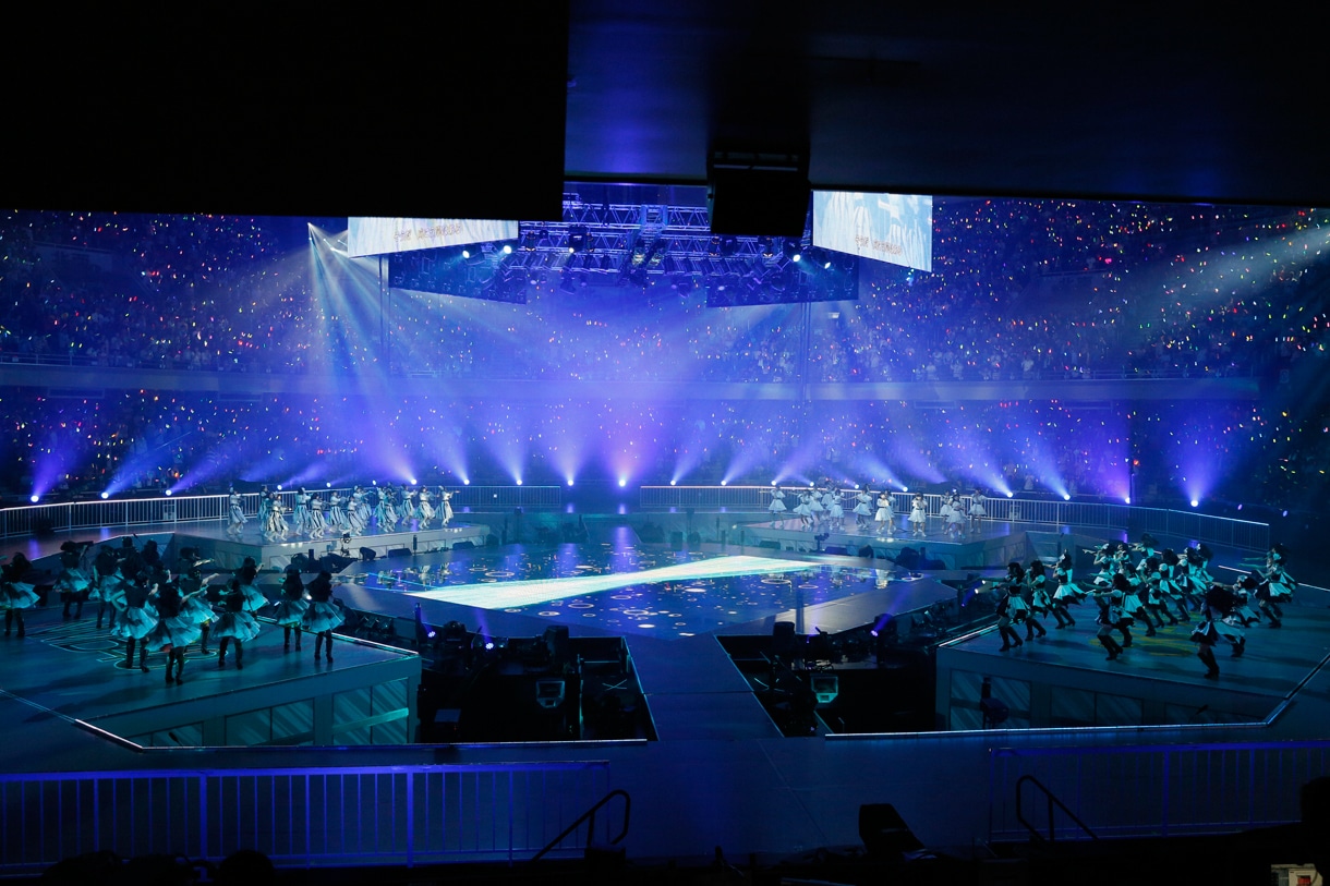 「RIVER」を披露するAKB48グループ。 (C)AKS