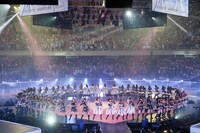 「AKB参上！」を披露するAKB48。 (C)AKS