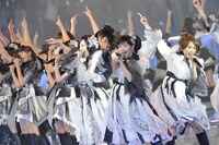 「AKB参上！」を披露するAKB48。 (C)AKS