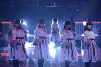 「AKB参上！」を披露するAKB48。 (C)AKS