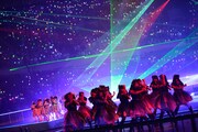 「Beginner」を披露するAKB48グループ。 (C)AKS