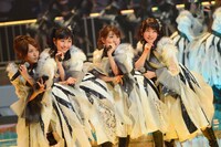 「AKBフェスティバル」を披露するAKB48。 (C)AKS