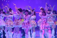 「フライングゲット」を披露するAKB48グループ。 (C)AKS
