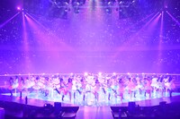 「フライングゲット」を披露するAKB48グループ。 (C)AKS