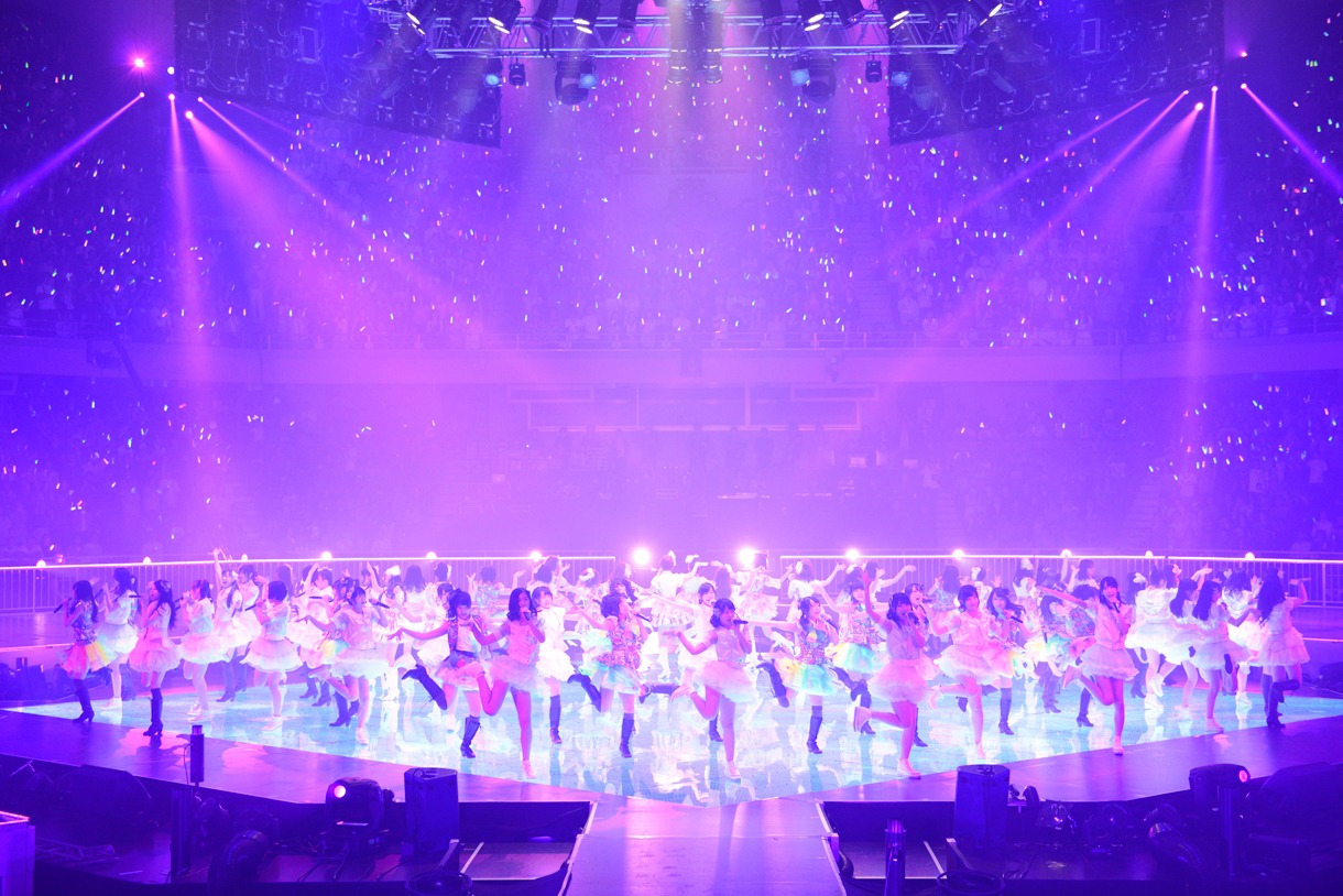 「フライングゲット」を披露するAKB48グループ。 (C)AKS