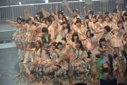 「真夏のSounds good!」を披露するAKB48グループ。 (C)AKS