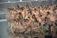 「真夏のSounds good!」を披露するAKB48グループ。 (C)AKS