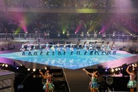 「Everday、カチューシャ」を披露するAKB48。 (C)AKS