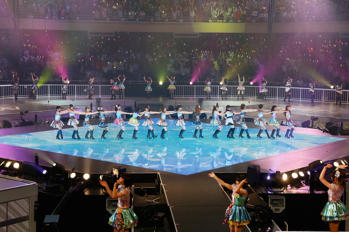 「Everday、カチューシャ」を披露するAKB48。 (C)AKS