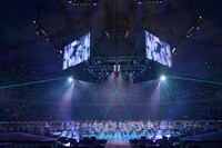 センターステージを用いたAKB48日本武道館公演の様子。 (C)AKS