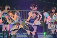「ポニーテールとシュシュ」を披露するAKB48。 (C)AKS