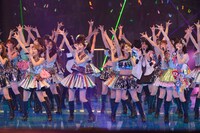「ポニーテールとシュシュ」を披露するAKB48。 (C)AKS