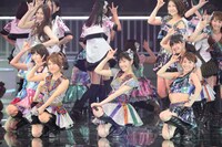 「ポニーテールとシュシュ」を披露するAKB48。 (C)AKS