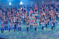 「ポニーテールとシュシュ」を披露するAKB48。 (C)AKS