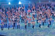 「ポニーテールとシュシュ」を披露するAKB48。 (C)AKS