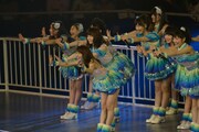「パレオはエメラルド」を披露するAKB48。 (C)AKS