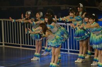 「パレオはエメラルド」を披露するAKB48。 (C)AKS