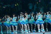 「パレオはエメラルド」を披露するAKB48。 (C)AKS