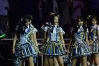 「１！２！３！４！ ヨロシク！」を披露するHKT48。 (C)AKS