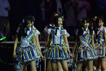 「１！２！３！４！ ヨロシク！」を披露するHKT48。 (C)AKS