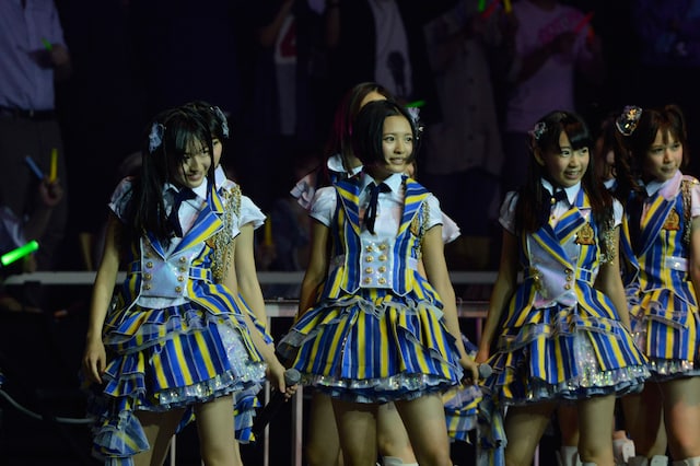 「１！２！３！４！ ヨロシク！」を披露するHKT48。 (C)AKS
