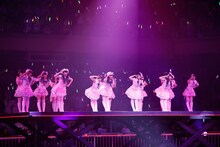 「お願いヴァレンティヌ」を披露するNMB48。 (C)AKS