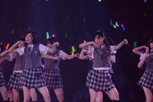 「絶滅黒髪少女」を披露するSKE48。 (C)AKS